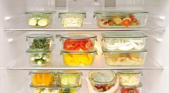 nên bảo quản thức ăn trong tủ lạnh bằng hộp nhựa hay hộp thủy tinh