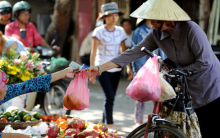 Nguy cơ khôn lường trong việc sử dụng túi bóng hộp nhựa chất lượng kém đựng thực phẩm